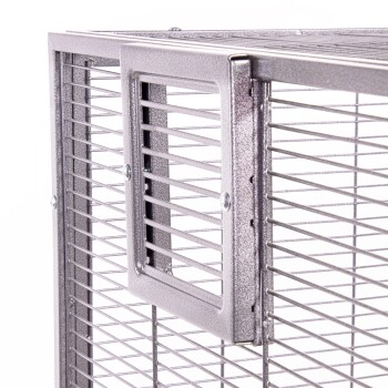 Nahaufnahme einer Metallhaustierkäfigecke mit einem sicheren Riegel und horizontalen Stangen, entworfen für Belüftung und Sicherheit.