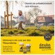Ein Kind spielt in einem Garten mit einem Huhn, mit deuka Haustierfutterprodukten und Text über hochwertige Ernährung darunter.