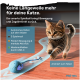 Katze spielt mit einem intelligenten rollenden Spielball auf einem Holzboden, fördert Aktivität und geistige Anregung.