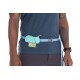 Eine Person, die ein blaues Hemd und schwarze Shorts trägt, wird von der Taille aufwärts gezeigt, mit einem hellblauen Halter für Haustierabfälle, der an einem Gürtel befestigt ist.