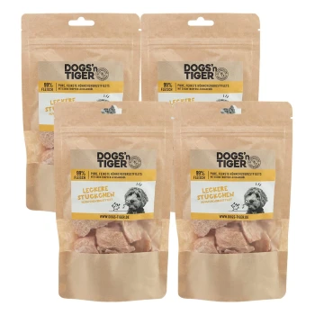 Vier Pakete von DOGS'n TIGER Hähnchenbrustfilets für Hunde, beschriftet mit '99% Fleisch' und 'Leckere Stückchen', mit einer Hundillustration.