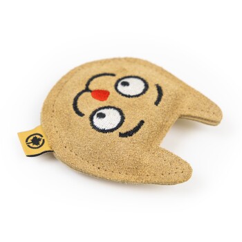 Ein niedliches, plüschiges katzenförmiges Spielzeug in Beige mit gestickten Gesichtszügen, einschließlich großer Augen und einer roten Nase.