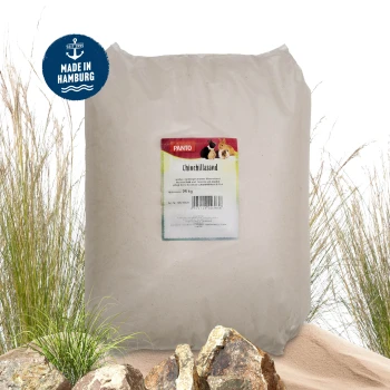 Ein 25 kg Sack "PANTO" Chinchillasand, bunt mit Tierbildern, auf einem sandigen Hintergrund mit Steinen und Gras, gekennzeichnet mit "Hergestellt in Hamburg."