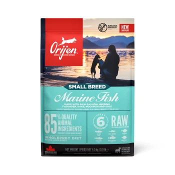 Small Breed Marine Adult Lachs & Hering 4,5 kg Orijen Small Breed Marine Fish Hundefutterbeutel in Türkis, der Fisch, einen Sonnenuntergang und Text über 85% tierische Zutaten und 6 rohe Zutaten zeigt.