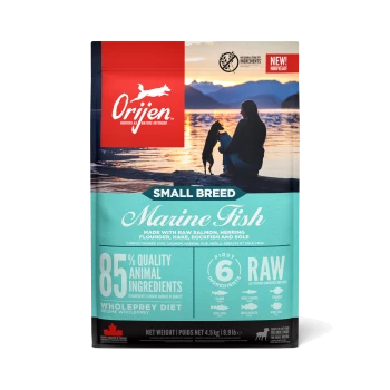 Sac de nourriture pour chiens Orijen Small Breed Marine Fish en turquoise, présentant du poisson, un coucher de soleil, et un texte sur 85 % d'ingrédients d'origine animale et 6 ingrédients crus.