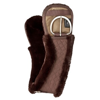 Brauner, gesteppten Pferdegurt mit weichem Kunstfellfutter und einer silbernen Schnalle, mit einem Logosticker.