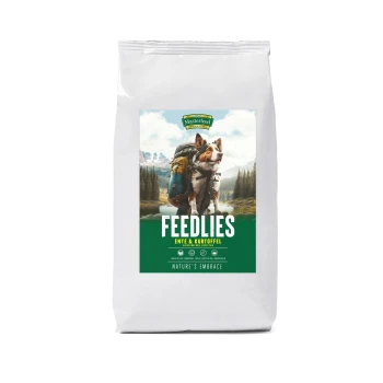 Weiße Tüte mit Hundefutter, beschriftet mit 'FEEDLIES Ente & Kartoffel', vor einem malerischen Hintergrund mit einem Hund, der einen Rucksack trägt.