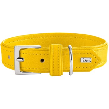 Gelbes Leder-Hundehalsband mit silberner Schnalle und D-Ring, abgesteppten Kanten und kleiner Metallplakette mit 'HUNTER'-Logo.