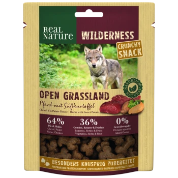 Tier-Snackverpackung mit einem Wolf im Gras, beschriftet mit "Real Nature Wilderness Crunchy Snack" mit 64% Pferd/Huhn, 36% Gemüse/Kräuter/Früchte.