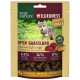 Tier-Snackverpackung mit einem Wolf im Gras, beschriftet mit "Real Nature Wilderness Crunchy Snack" mit 64% Pferd/Huhn, 36% Gemüse/Kräuter/Früchte.