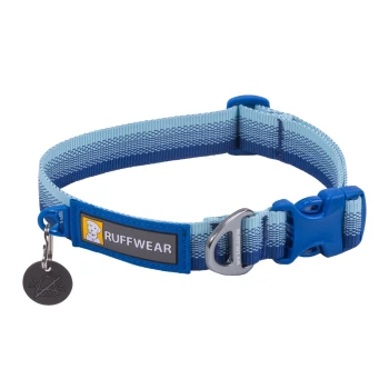 Blau- und hellblau gestreiftes Hundehalsband von Ruffwear, mit einer Kunststoffschnalle, einem Metall-D-Ring und einem Anhänger mit einem Symbol für kein Auge.