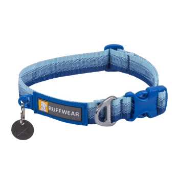 Blau- und hellblau gestreiftes Hundehalsband von Ruffwear, mit einer Kunststoffschnalle, einem Metall-D-Ring und einem Anhänger mit einem Symbol für kein Auge.