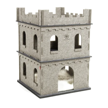 Eine graue Filz-Katzenburg mit zwei Ebenen, mit gewölbten Fenstern und einer strukturierten Oberfläche, ideal für das Spielen und Entspannen von Haustieren.