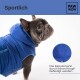 Ein Französischer Bulldogge trägt eine blaue Daunenjacke mit Kapuze, mit Text, der "Sportlich" liest und Details zur Knopf-Befestigung der Kapuze enthält.