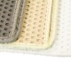 Drei strukturierte Haustiermatten in Grau, Beige und Weiß, mit erhöhten Punkten und kontrastierenden Rändern.