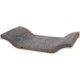 Graues Haustierbett mit geschwungenem Design und Holzrahmen, ausgestattet mit einer weichen, strukturierten Oberfläche für Komfort.
