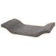Lit pour animaux de compagnie gris avec un design courbé et un cadre en bois, présentant une surface douce et texturée pour le confort.