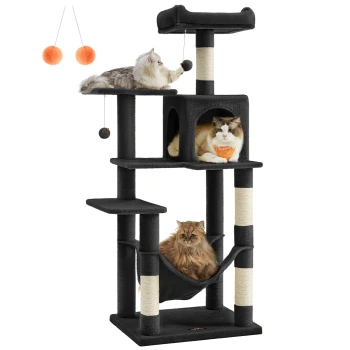 L Kratzbaum mit Hängematte und 1 Höhle 143 cm schwarz Ein schwarzer mehrstöckiger Katzenbaum mit drei Katzen: eine graue getigerte Katze spielt, eine flauschige weiße Katze ruht in einer Nische und eine braune getigerte Katze in einer Hängematte.