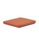 Ein quadratisches, orangefarbenes Haustierbett mit glatter Oberfläche und einem kleinen Etikett an der Seite, entworfen für Komfort und Stil.