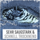 Nahaufnahme eines Wassertropfens auf strukturiertem Stoff mit "SEHR SAUGSTARK & SCHNELL TROCKNEND" darunter, das die Saugfähigkeit und schnelles Trocknen hervorhebt.