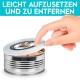 Eine Hand hebt den Deckel von einer Metalldose mit Haustierfutter, mit dem Text 'LEICHT AUFZUSETZEN UND ZU ENTFERNEN' darüber.