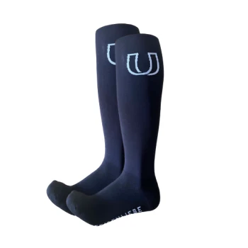 Ein Paar knielange schwarze Socken mit einem hellblauen Logo, das einem "U" ähnelt, auf der Vorderseite und dem Wort "LIBERE" auf der Sohle.