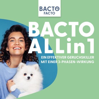 Bacto Facto ALLin1, ein effektiver Geruchsentferner mit einer 3-phasigen Wirkung, mit einer Frau, die einen flauschigen weißen Hund hält.