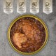 Nahaufnahme einer Dose Tierfutter mit fleischiger Textur und Etiketten: "Getreidefrei", "Hoher Proteingehalt", "Kein Zucker", "Vitamine A, E, D3."