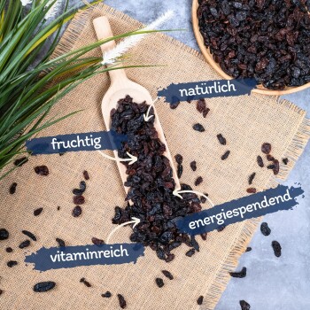 Getrocknete Früchte in einer Holzschaufel auf Jute, beschriftet "fruchtig," "natürlich," "vitaminreich," und "energiespendend."