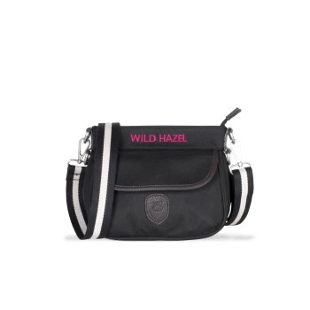 Schwarze Haustiertragetasche mit einem pinken "WILD HAZEL"-Etikett und einem gestreiften Schultergurt, mit einer Fronttasche und Logo.