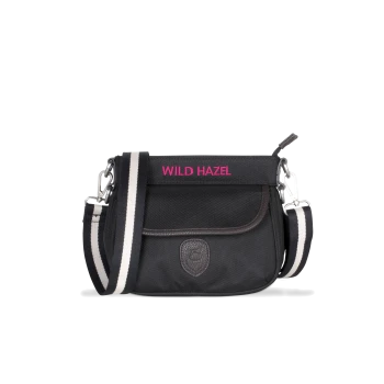 Schwarze Haustiertragetasche mit einem pinken "WILD HAZEL"-Etikett und einem gestreiften Schultergurt, mit einer Fronttasche und Logo.