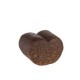 Brązowy, sercowaty smakołyk dla zwierząt z teksturowaną powierzchnią, wyeksponowany na białym tle.