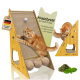 Holz- und Sisal-Kratzbrett für Katzen mit Katzenminze, 60 cm hoch, 120° Winkel, mit einer orangefarbenen getigerten Katze und deutschem Qualitätsetikett.