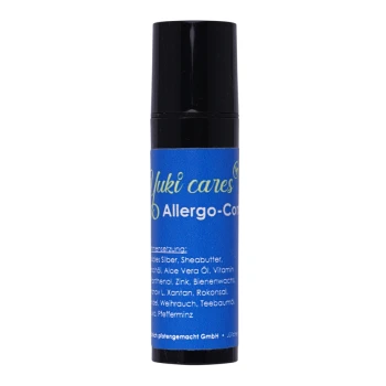 Eine blaue Sprühflasche mit der Aufschrift "Yuki cares Allergico-Cot" mit in deutscher Sprache aufgelisteten Inhaltsstoffen, darunter Aloe Vera und Zink.