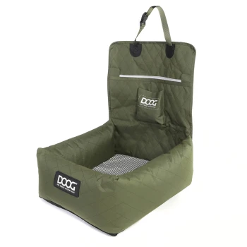 Car Seat - GREEN Grünes, gestepptes Haustierbett mit einem gestreiften Kissen, das eine Tasche und ein DOOG-Logo auf der Vorderseite hat.