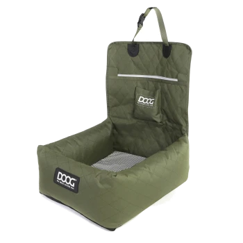 Grünes, gestepptes Haustierbett mit einem gestreiften Kissen, das eine Tasche und ein DOOG-Logo auf der Vorderseite hat.