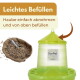 Grüner GarPet-Kunststoff-Hühnerfutterspender mit abnehmbarem Deckel, Sack Vogelfutter und deutscher Überschrift „Leichtes Befüllen“.