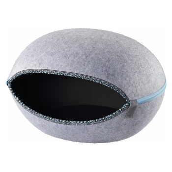 Graues Filzhaustierbett in ovaler Form mit einem Reißverschluss, mit einem schwarzen Innenraum und dekorativem Besatz um die Öffnung.