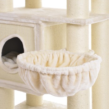 Ein weicher, cremefarbener Katzenbaum mit einer gemütlichen Hängematte und einem kleinen Versteck mit plüschigem Innenraum, entworfen für den Komfort von Katzen.