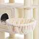 Ein weicher, cremefarbener Katzenbaum mit einer gemütlichen Hängematte und einem kleinen Versteck mit plüschigem Innenraum, entworfen für den Komfort von Katzen.
