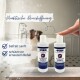 Iperon Flohschutz-Shampoo-Flaschen, Finger drückt Verschluss, unscharfer Hund in der Badewanne, deutscher Text 'Praktische Drucköffnung'.