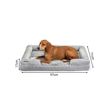 Ein brauner Hund, der auf einem grauen Haustierbett ruht, das 97 cm x 71 cm x 17 cm misst, mit plüschigem Innenraum und gepolsterten Seiten.