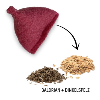 Rotes Filzspielzeug für Katzen mit einer spitzen Oberseite neben Haufen von Baldrianwurzel und Dinkelkörnern, beschriftet mit "BALDRIAN + DINKELSPLEZ."