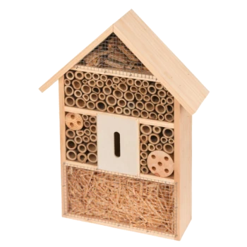 Holzinsektenhotel mit verschiedenen Röhren und einem mit Stroh gefüllten unteren Abschnitt, entworfen, um nützliche Insekten anzulocken.