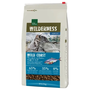 Katze Futterbeutel "Wilderness Adult Wild Coast" mit einer getigerten Katze auf einem Stein; Zutaten: 65% Fisch, 35% Früchte/Gemüse, 0% Getreide.