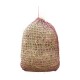 Ein Sack Heu in einem roten Netz, ideal für kleine Tiere wie Kaninchen und Meerschweinchen.