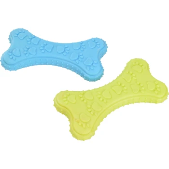 Zwei bunte Gummihundespielzeuge in Knochenform, eines blau und eines gelb, beide mit Pfotenabdruckmustern und strukturierten Oberflächen.
