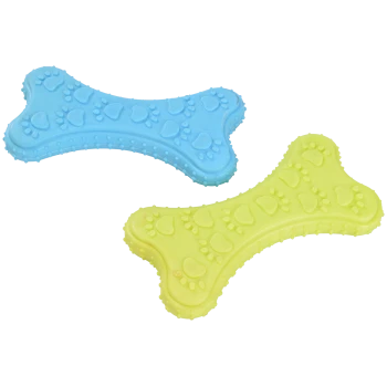 Zwei bunte Gummihundespielzeuge in Knochenform, eines blau und eines gelb, beide mit Pfotenabdruckmustern und strukturierten Oberflächen.
