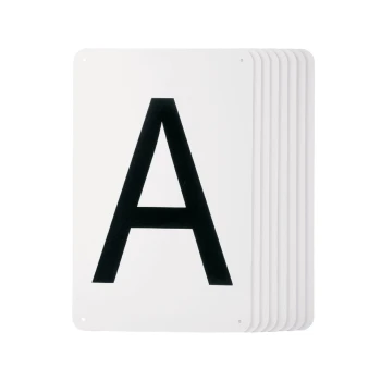 Ein Stapel weißer Lernkarten mit einem großen schwarzen Buchstaben "A" auf der Vorderseite, die für Bildungszwecke verwendet werden.