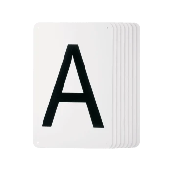 Ein Stapel weißer Lernkarten mit einem großen schwarzen Buchstaben "A" auf der Vorderseite, die für Bildungszwecke verwendet werden.